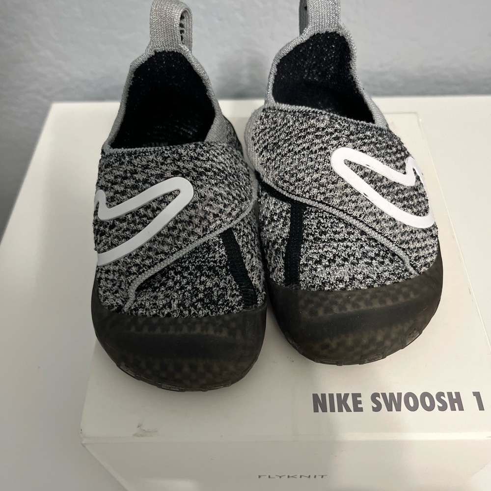 Nike Swoosh 1 - Black and Gray